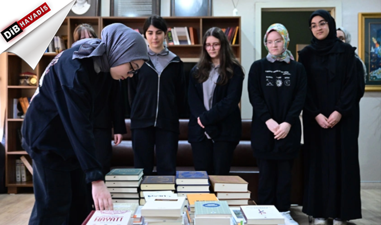 Türkiye Diyanet Vakfı, Kütüphane Haftası'nda bir okula dini kitaplar hediye etti